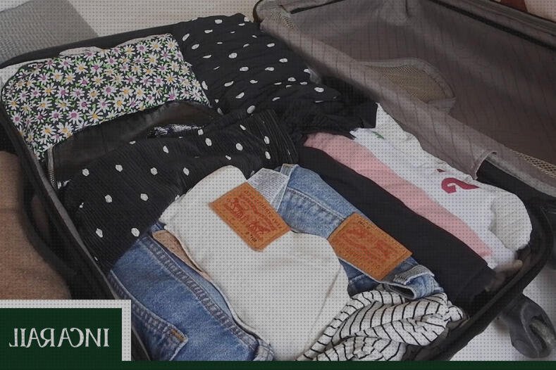 Review de ropa de viaje en una maleta